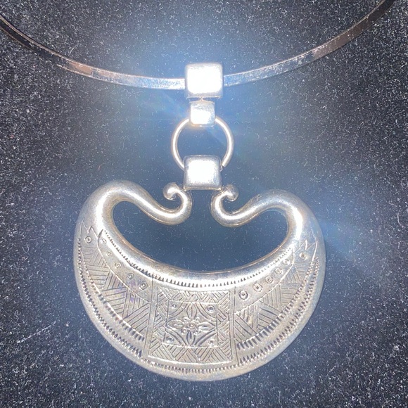 Elegant Necklace - Picture 2 of 11